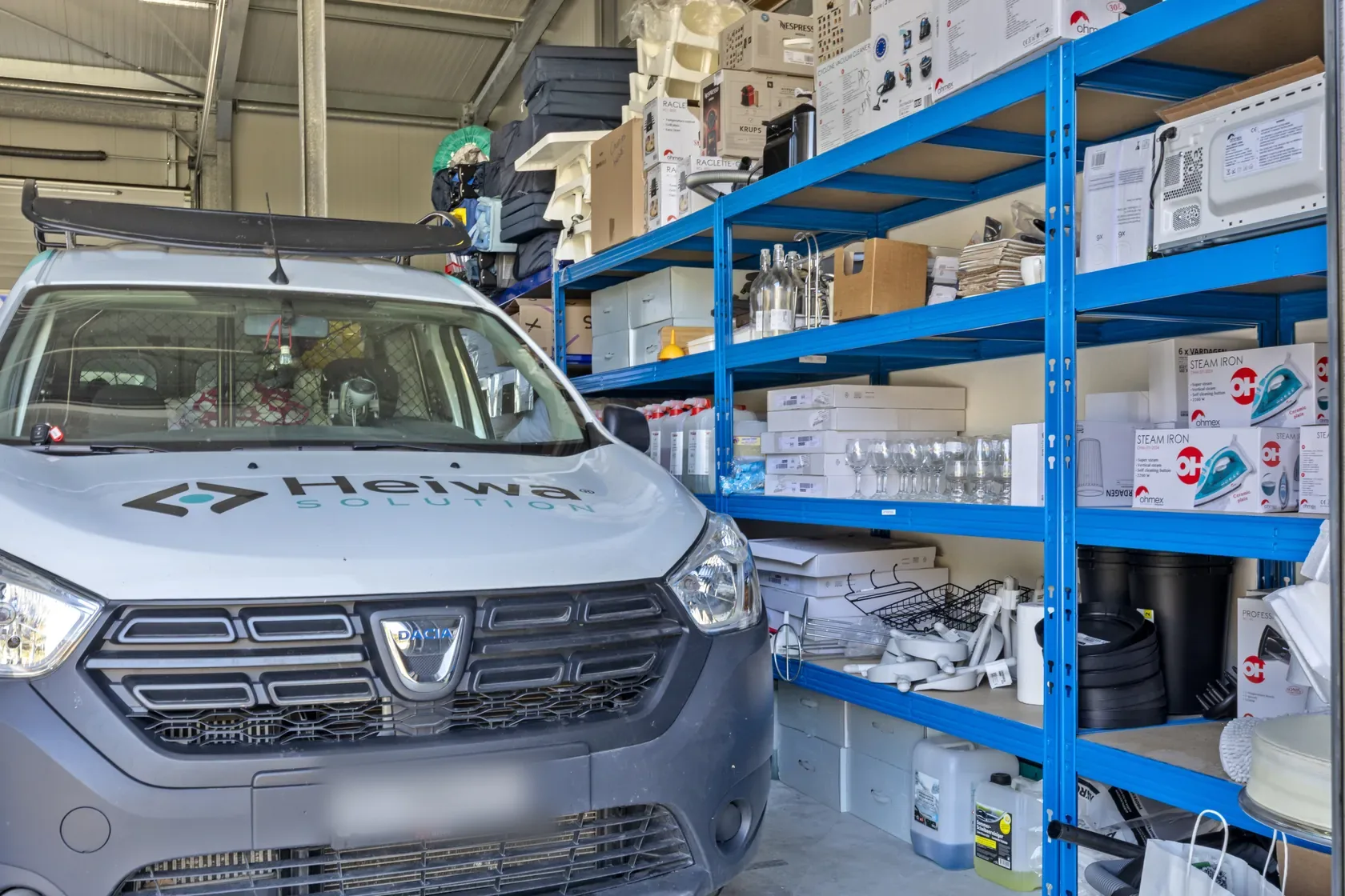 Véhicule floqué Heiwa Cleaning et matériel professionnel en Valais